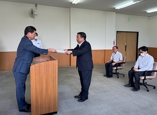 写真：入札監視委員会委員委嘱状交付式