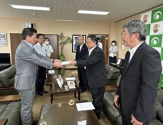 写真：令和4年度決算等について審査意見書を受領しました