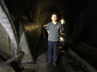 写真：わたらせ渓谷鐵道　草木トンネルの寒沢斜坑を視察