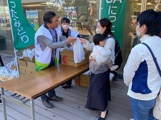 写真：桐生大学・桐生大学短期大学部大学祭「きらめき祭」で、みどり市産の野菜を無料配布