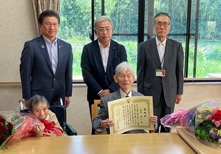 写真：100歳長寿慶祝訪問