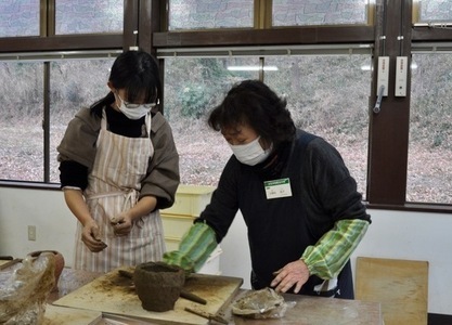 写真:過年度土器作りの様子