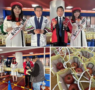 写真：ボートピアなんぶ杯　南部町長賞競争でリンゴをプレゼント