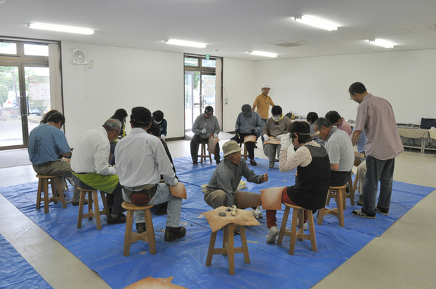 写真:過年度大人向け石器作りの様子