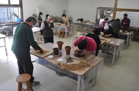 写真:過年度の大人向け講座土器作りの様子