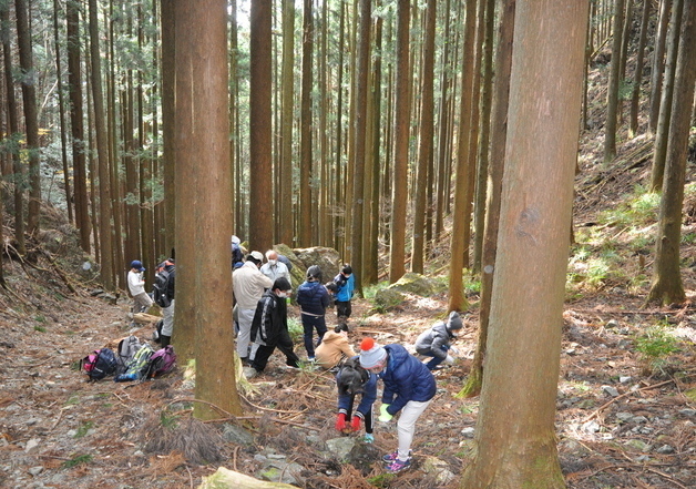 写真:過年度の化石探しの様子