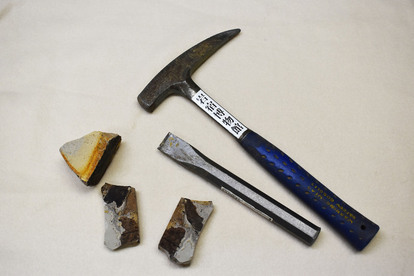 木の葉石とたがね、ハンマー