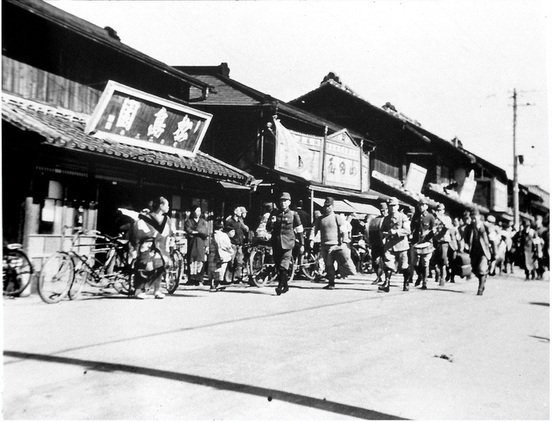 写真:大間々町の出征兵士を送る行列