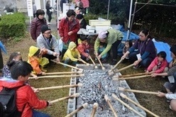 写真：どんぐりパン作り