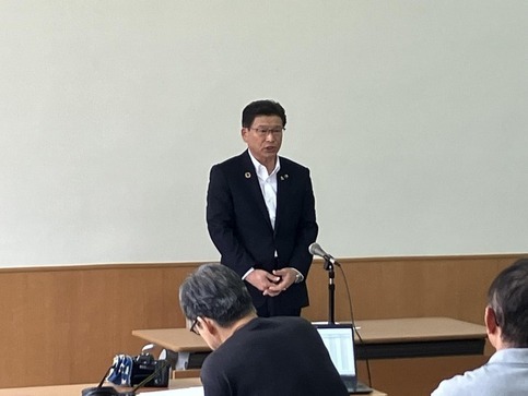 写真：臨時記者会見