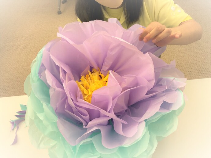 ジャンボフラワーを作る様子の写真