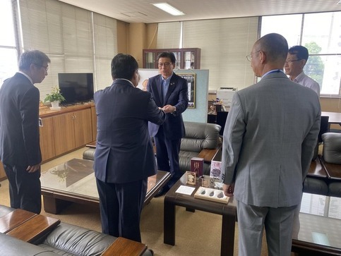 写真：令和5年度決算審査意見書を受理