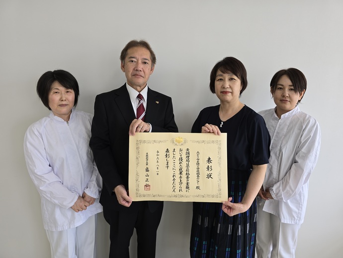 写真：「学校給食表彰」を受賞した大間々学校給食センター所長と栄養教諭