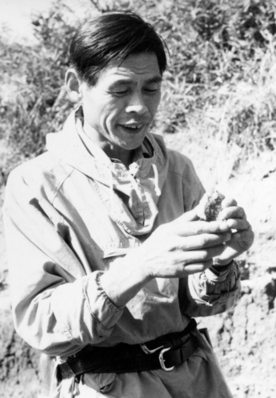 写真:石器を観察する相澤忠洋さん