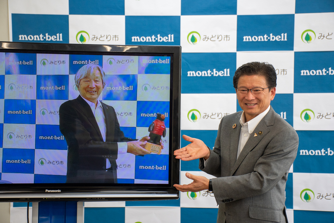 写真：辰野氏から須藤市長にモンタベアの贈呈