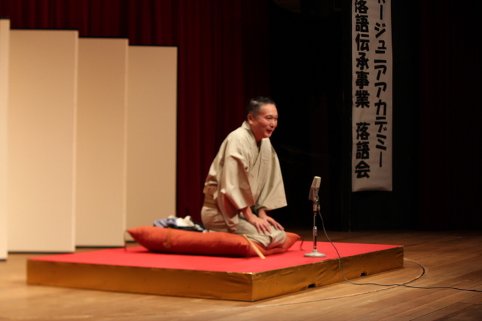 落語家　三遊亭　楽麻呂　様