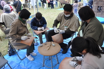 写真:石器作り