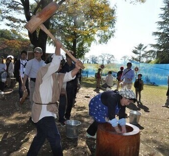 写真:古代米で餅つき