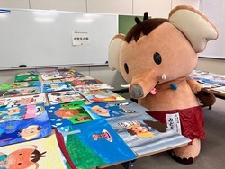 写真：みどモスと応募作品