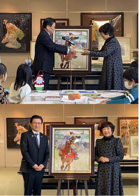 写真：荒木千恵子先生より「笠懸の武技」刺繍絵画寄附への感謝状贈呈