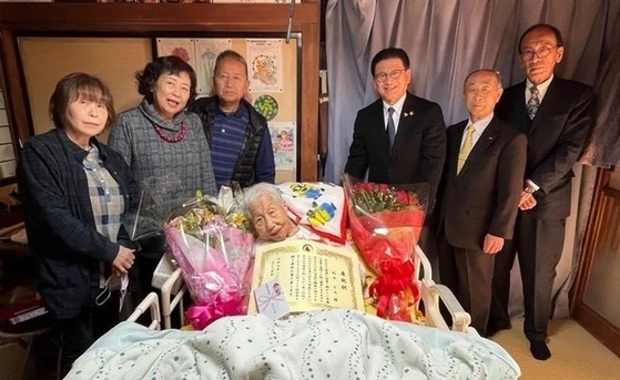 写真：百歳慶祝訪問