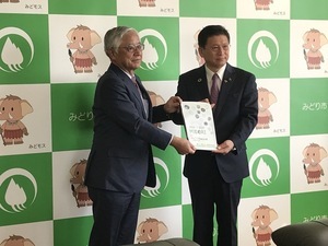 写真：答申（みどり市総合計画審議会からみどり市長へ）