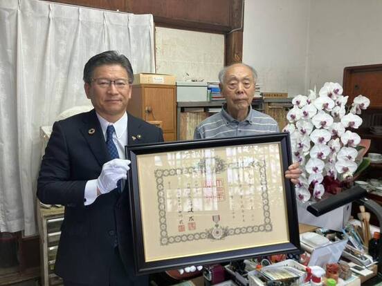 写真：叙勲の伝達