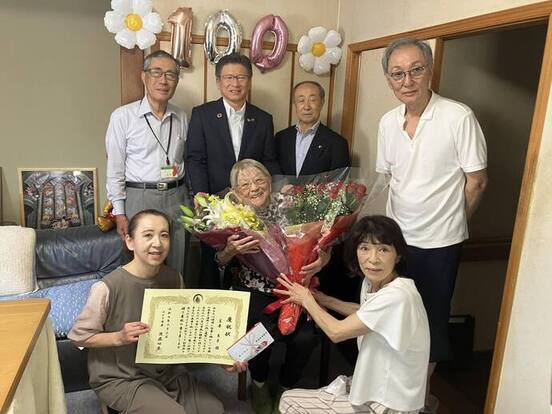 写真：百歳長寿者慶祝訪問