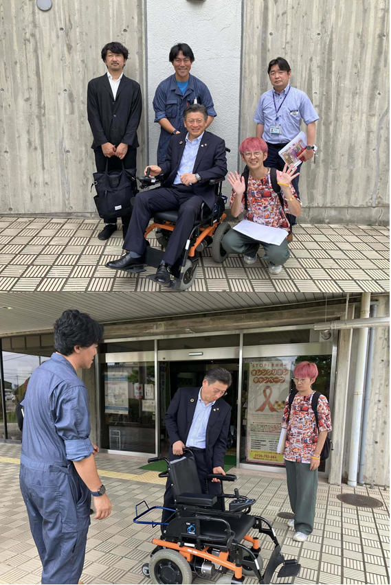 写真：電動椅子に乗っている市長の写真