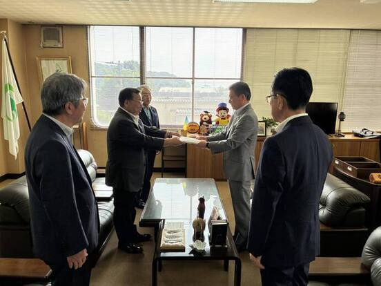 写真：令和6年度決算審査意見書の受領