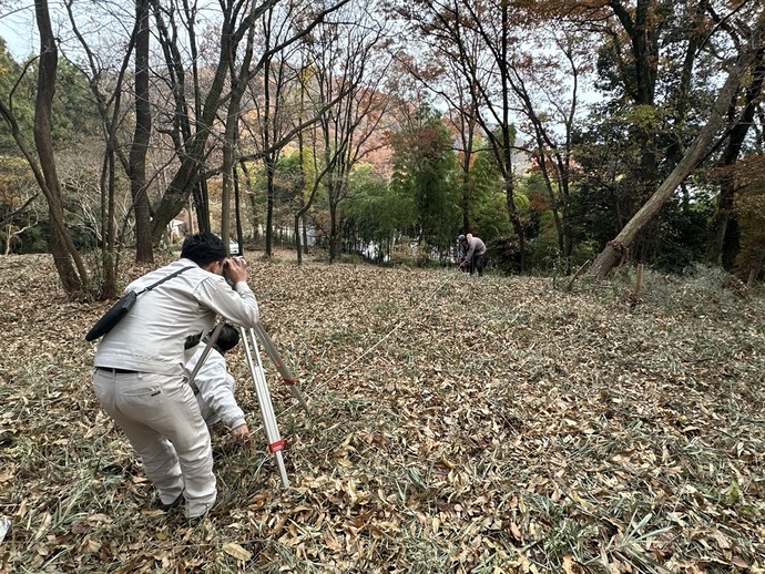 史跡 岩宿遺跡C地点の測量調査風景