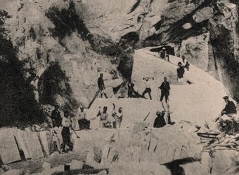 写真：沢入の石材丁場(東)