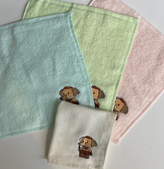 写真：みどモス刺繍入りミニタオルハンカチ