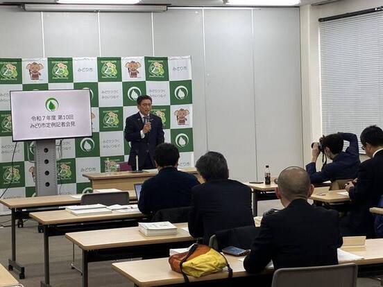 写真：第10回定例記者会見