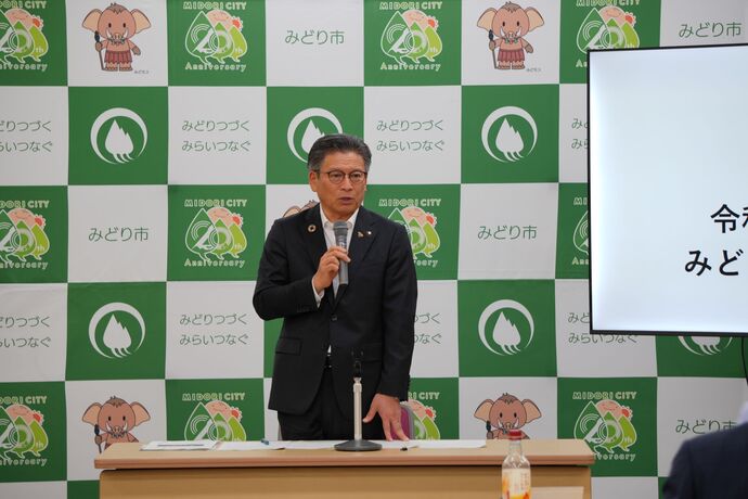 写真：記者会見（2026年7月1日）